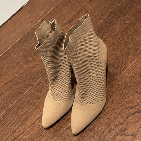 NWT MIA Women’s Tan Ankle Knit Boots Size 8 - Picture 2 of 7